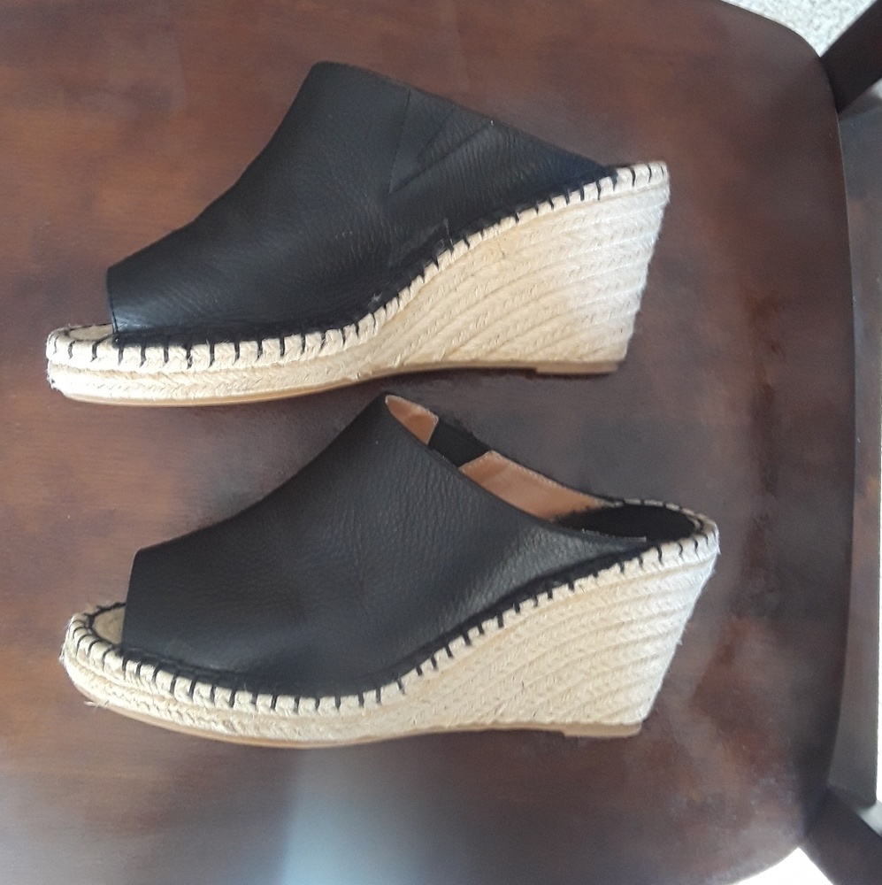 BCBG Reaction Platform Wedge Shoes 8 Med.